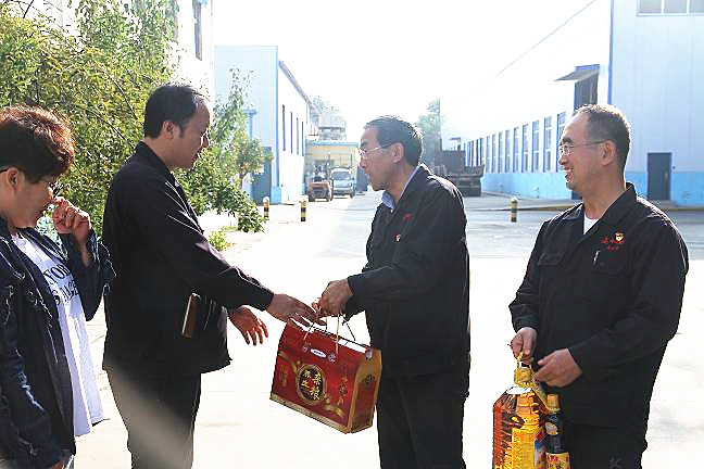 1579399812330053.jpg 壯麗七十年 禮贊勞動(dòng)者 集團(tuán)公司工會(huì)國(guó)慶前夕慰問(wèn)勞模工匠2.jpg